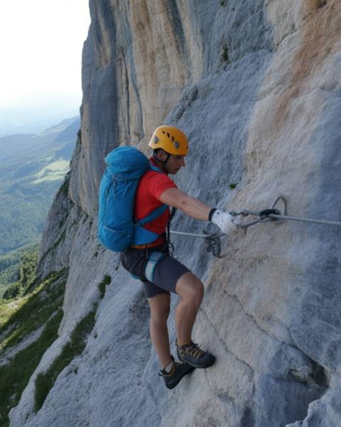 Initiation à la via ferrata : matériel, sécurité et premiers itinéraires en France