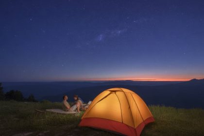 Dormir à la belle étoile en toute sécurité : guide complet pour une première nuit sans tente